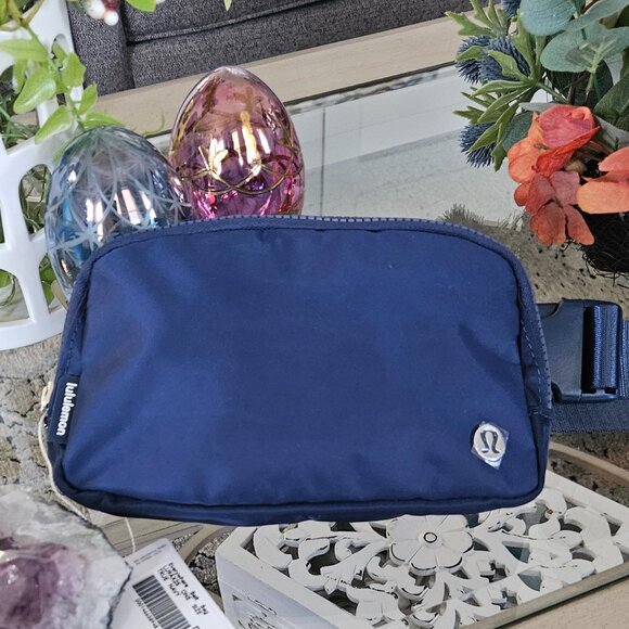 Lululemon Everywhere Belt Bag 1L (True Navy) NWT. - Picture 1 of 7